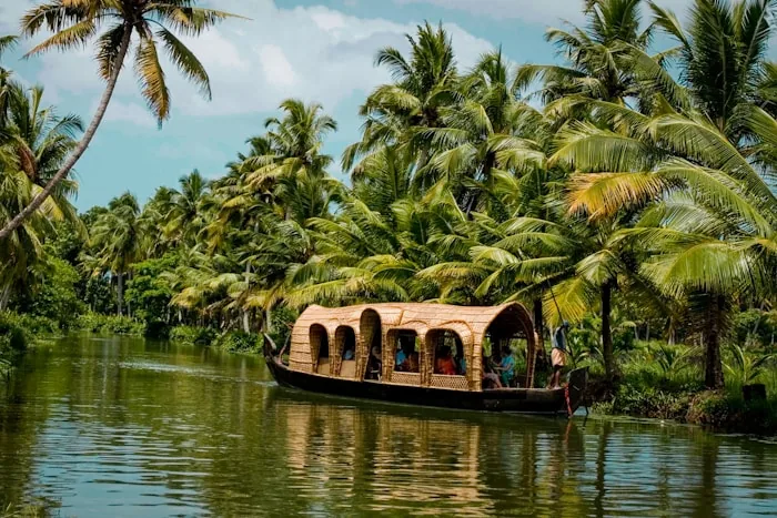 Kerala - Backwater houseboats, tea hills and spice gardens