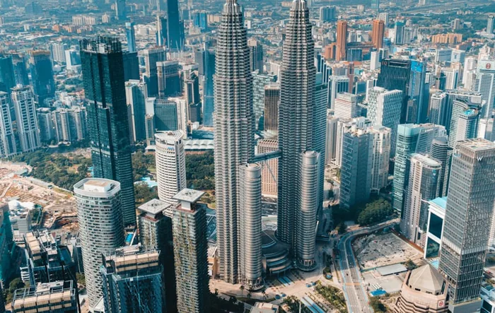 Kuala Lumpur - Twin towers, Batu Caves and late-night food streets