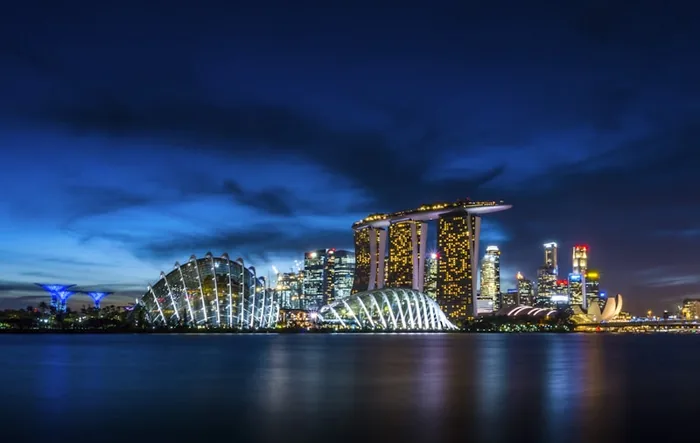 Marina Bay Sands - Three towers and a ship-shaped rooftop pool