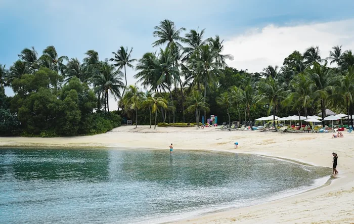 Sentosa - Beaches, cable cars and theme parks offshore