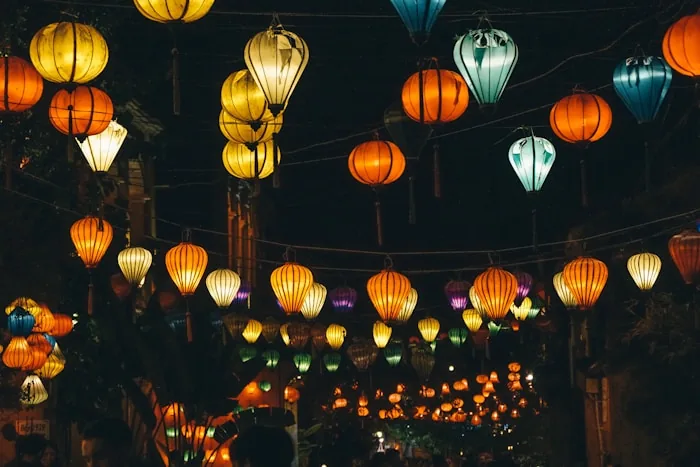Hoi An - Silk lanterns, tailors and the Japanese covered bridge